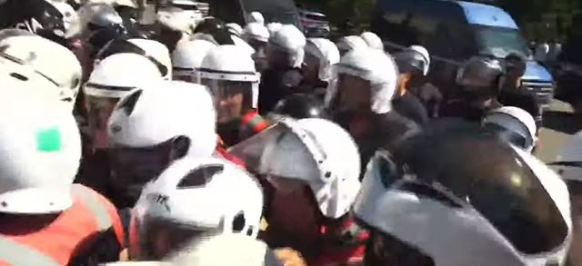 “Arrestoni Ramën”/ Kaos para Kuvendit, protestuesit përplasen me policinë, shoqërohen disa persona 