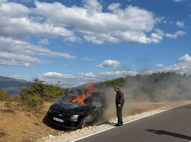 Mori flakë gjatë kohës kur ishte në lëvizje, digjet plotësisht automjeti