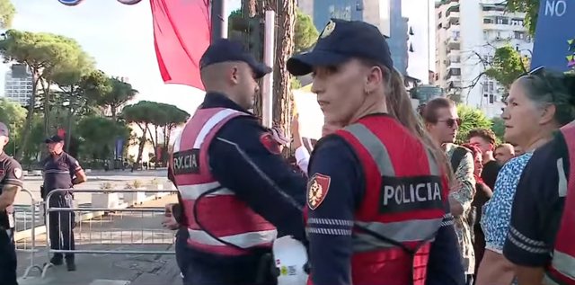 Von der Leyen në Tiranë, pritet të takohet me Ramën, qytetarët mblidhen në protestë pranë Kryeministrisë