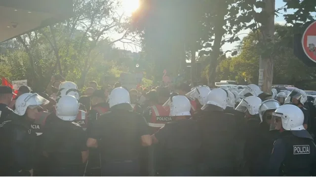 Takimi i Ramës dhe Von der Leyen në Kryeministri, protestuesit shpërndahen në grupe, policia ‘blindon’ zonën