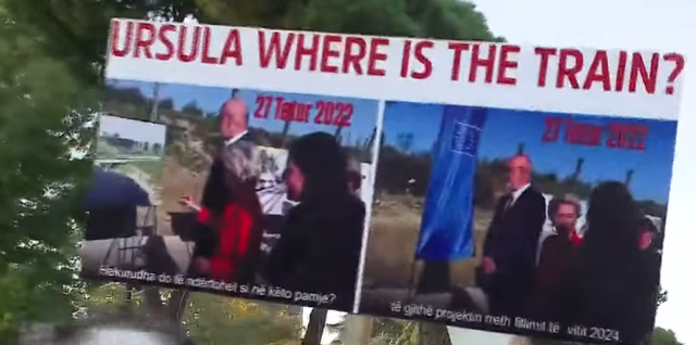 “Ku është treni, Ursula?”/ Pankarta nga protesta e qytetarëve gjatë takimit të Ramës dhe Ursula von der Leyen