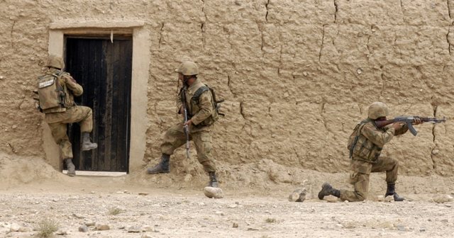 Si po i ndihmon Al-Kaida sulmet e militantëve në Pakistan