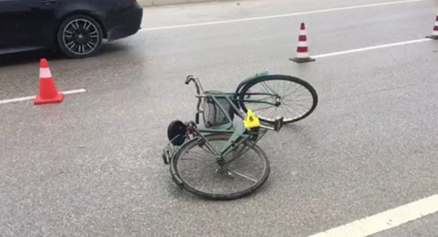 Aksident i rëndë në Peqin, 18-vjeçari përplas fatalisht me makinë burrin që po lëvizte me biçikletë