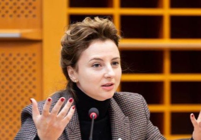 “Tirana pa ujë, qytetarët presin botet”/ Xhixho: Të paguash faturën dhe të blesh edhe ujin është poshtërim