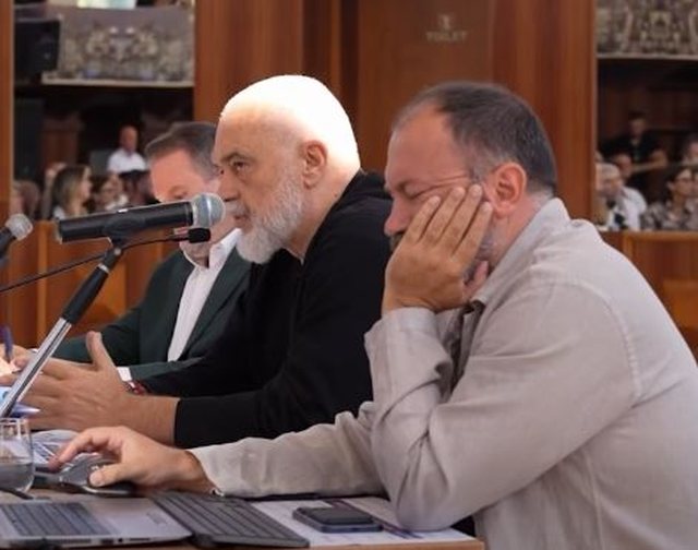 Rama tregon prapaskenat e debatit për reformën territoriale në Berat: Një diskutim me shije ballafaqimi