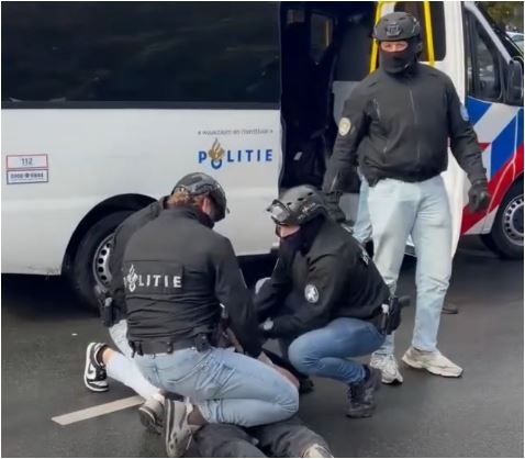 Tensione në Hagë pas dënimit të ish-krerëve të UÇK-së, policia holandeze arreston mbështetësit