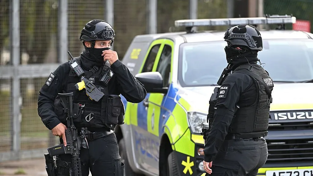 Lirohen me kusht 5 të arrestuarit për sulmin në bazën amerikane në Britani. Telefonata e gruas zbuloi rastin
