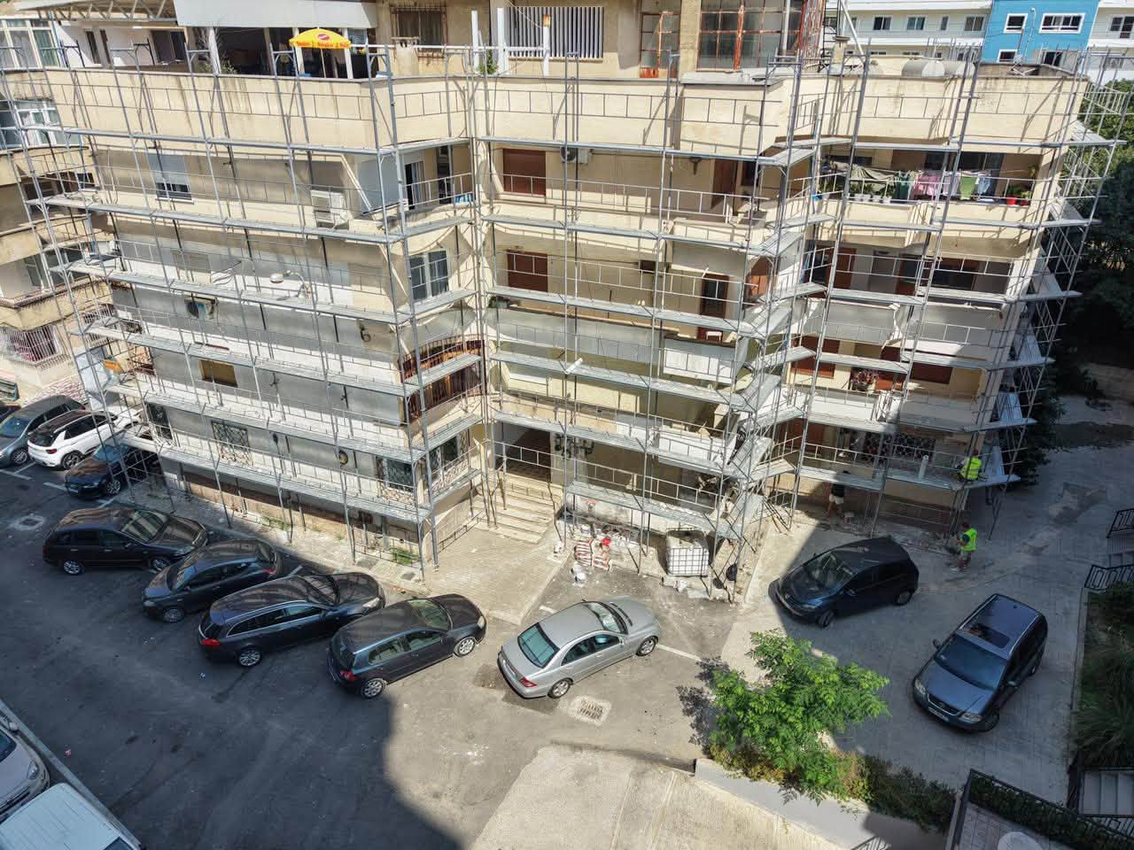 Durrës, një tjetër pallat në lagjen nr.1 po merr pamje të re (FOTO)