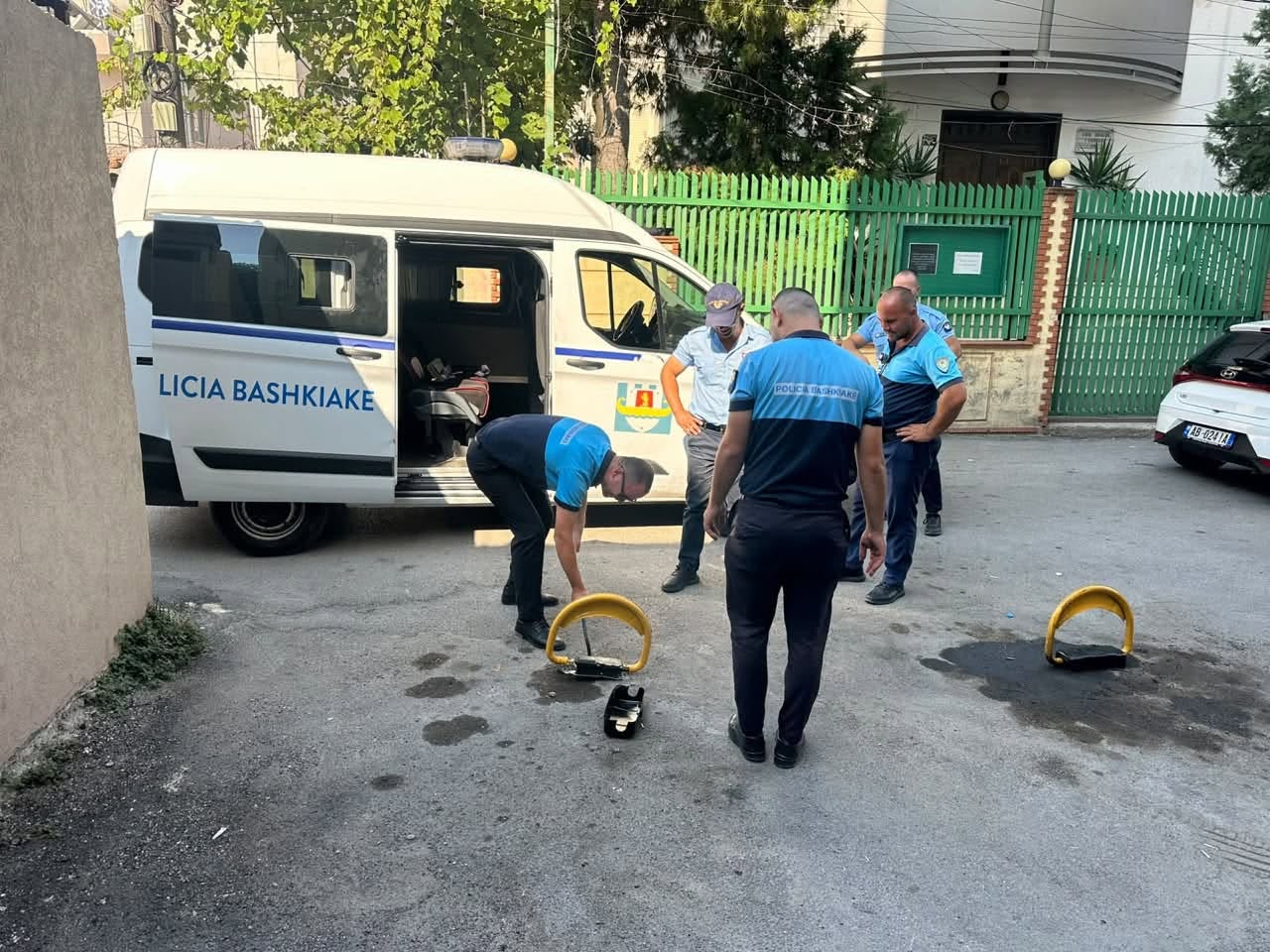 Durrës/ Vijon aksioni për lirimin e hapësirave publike, Policia Bashkiake ndërhyn në disa lagje