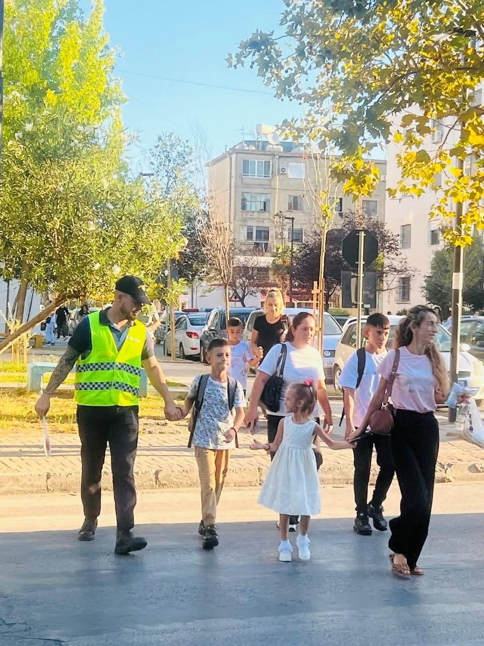 Policia Bashkiake e Durrësit, e pranishme pranë shkollave të qytetit: Tregoni kujdes të shtuar dhe respektoni rregullat e qarkullimit rrugor!