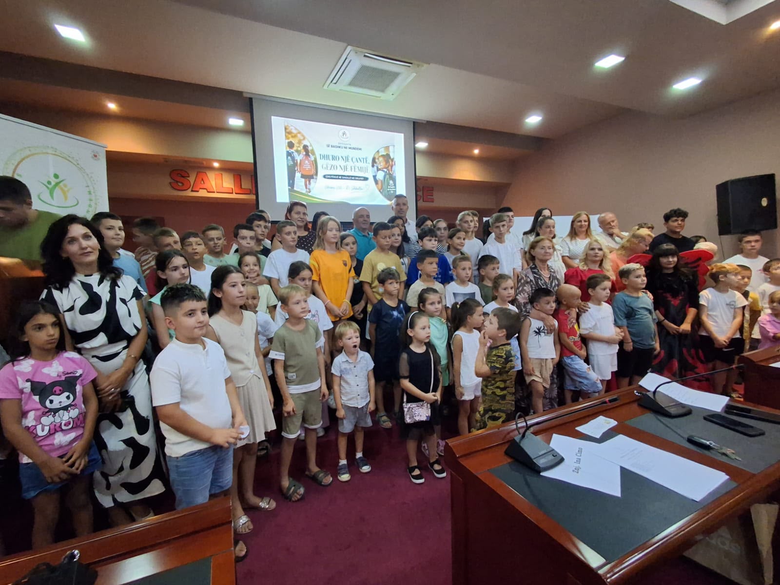 Durrës, 150 fëmijë pajisen me çanta dhe mjete shkollore nga nisma “Dhuro një çantë, gëzo një fëmijë” (FOTO)