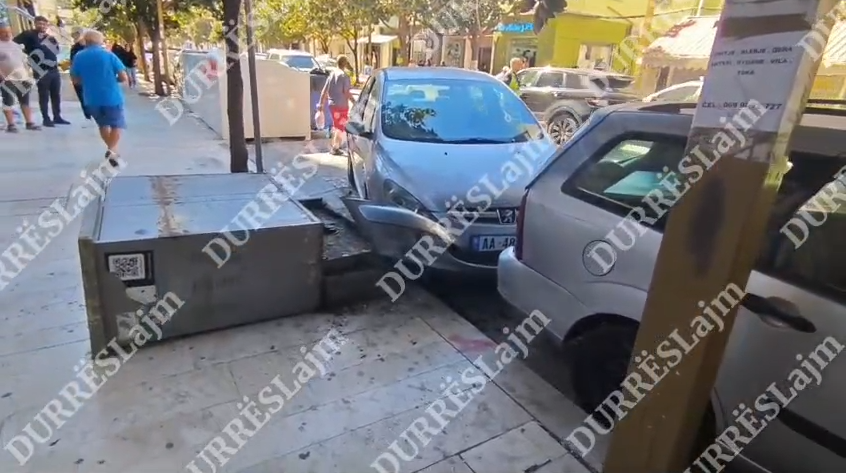 Aksident në Durrës, makina përplaset me disa mjete dhe plagos këmbësorin (VIDEO)
