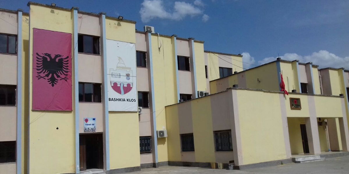 Ura 40-milionëshe në Klos shembet 10 ditë pas inaugurimit për shkak të shiut! Banorët e fshatit Ketë mbeten të izoluar, bashkia “reagon” duke fshirë postimin e përurimit