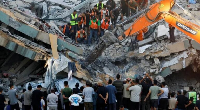 Shembet një ndërtesë e dëmtuar nga lufta në Gaza, të paktën 20 të vrarë, mes tyre 5 fëmijë
