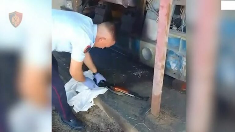 Posedonte armë zjarri automatik dhe municion luftarak në banesë, arrestohet