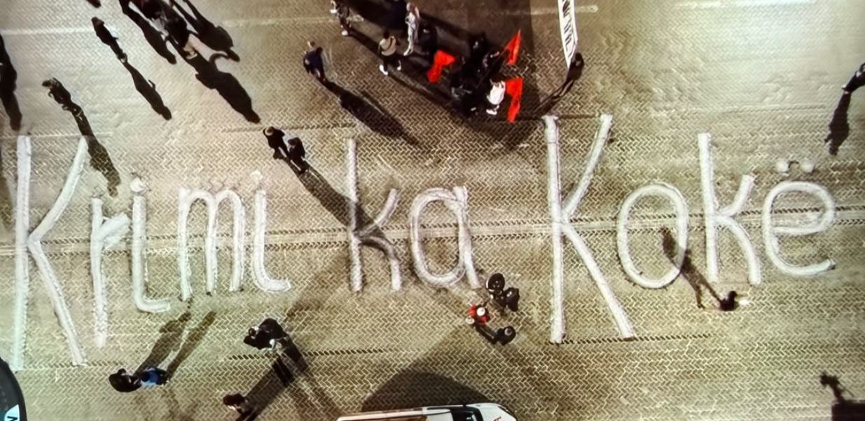 “Krimi ka kokë!”/ Skandali me SHISH dhe aferat e qeverisë, protestuesit mesazh Ramës në bulevardin para Kryeministrisë