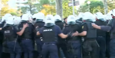 “Po çfarë bëni more, janë qytetarë”/ Sërish tensione, policia shtyn me forcë protestuesit