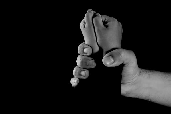 E rëndë në Tiranë! Tezja dhe kushëriri abuzojnë seksualisht me 12-vjeçaren, në telefonin e të miturës u gjetën video të rënda pornografike