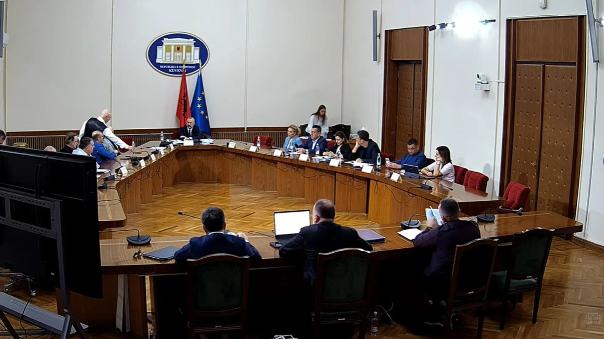 “Po bëni ndryshim pa pyetur qytetarët”/ PD kundër draftit të PS për territorialen, Manja: Ky komision s’mund të marrë kompetencat e Kuvendit. Opozita lë sallën