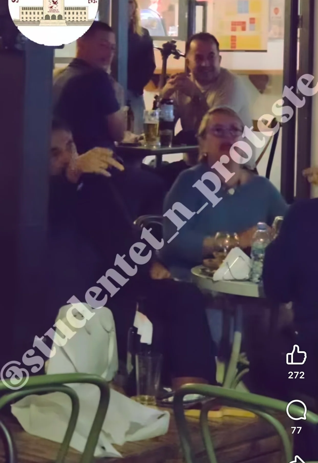 “Burg, burg”, një grup protestuesish përplasen me Çuçin dhe bashkëshorten e tij në kafene, deputeti i ngre gishtin e mesit