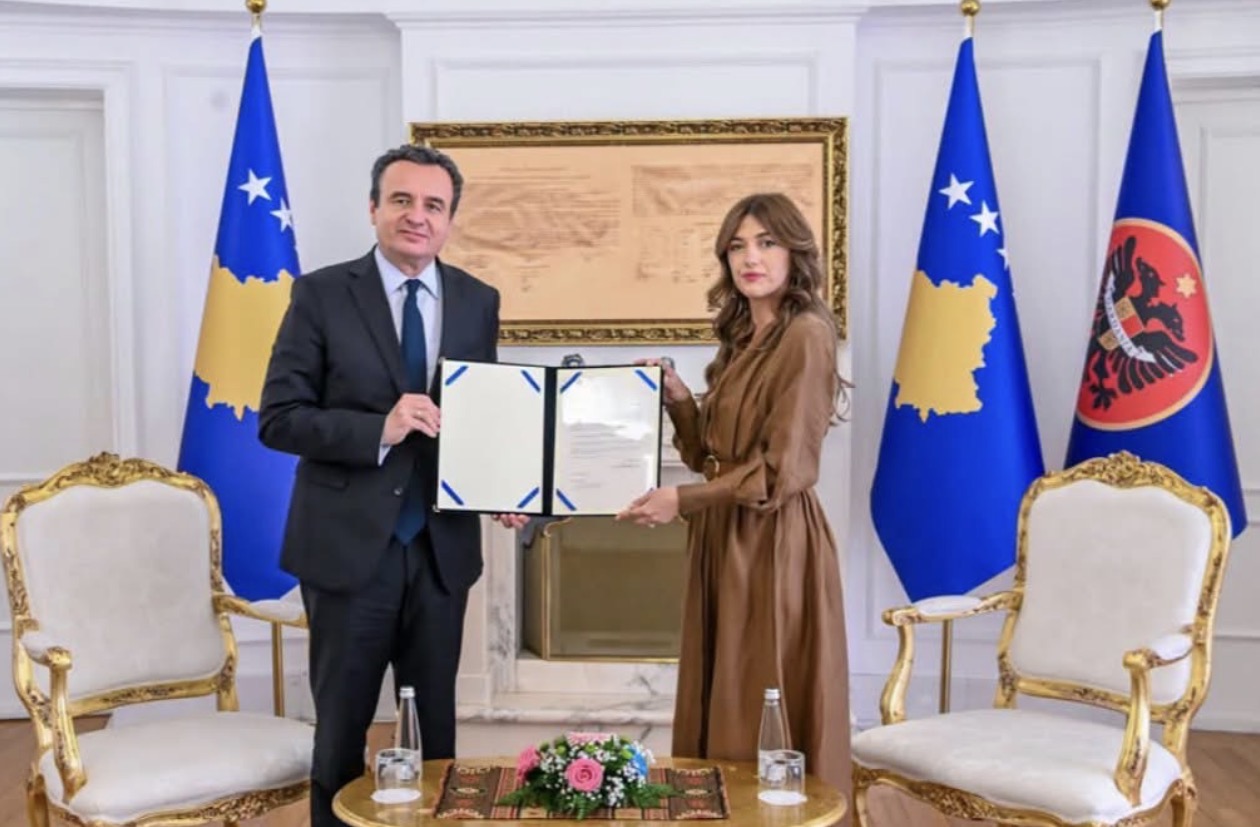 Albulena Haxhiu e dekreton Albin Kurtin për kryeministër