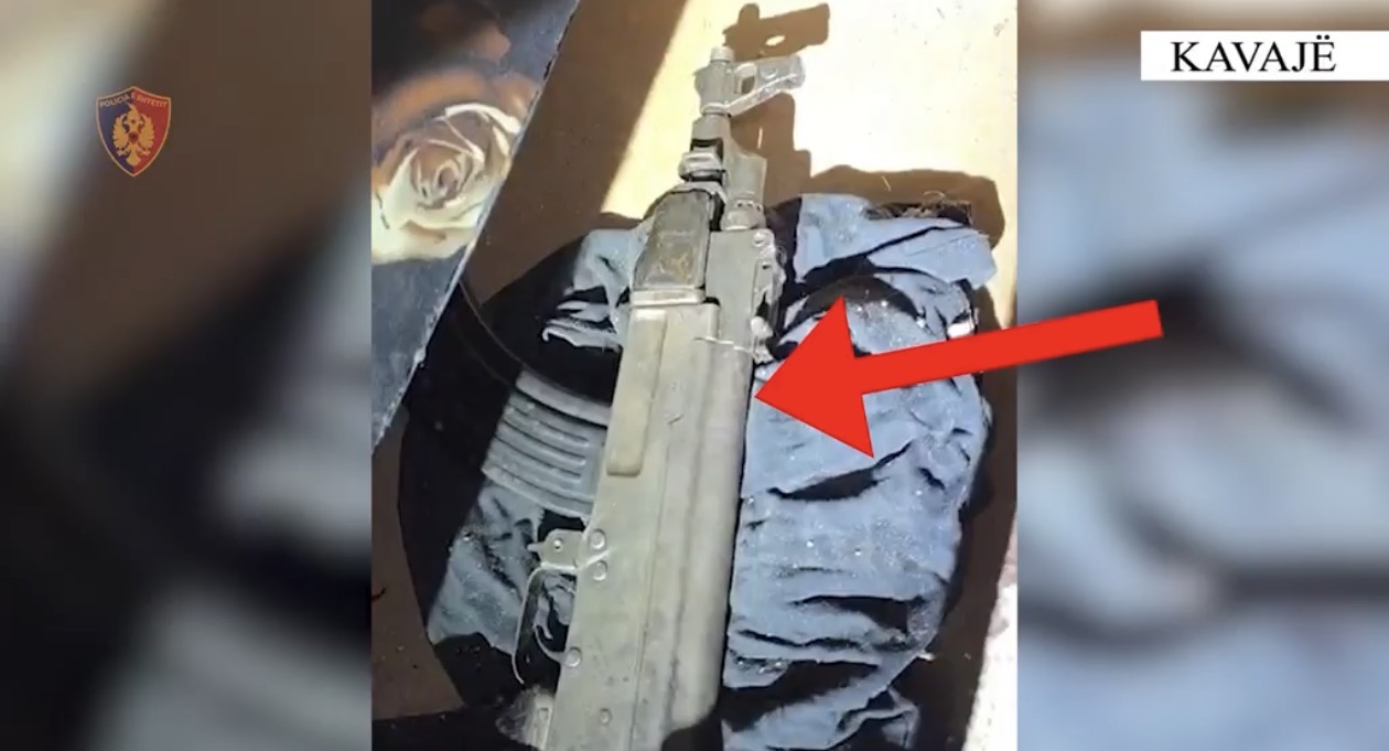 Rrogozhinë/ Kanosi me kallashnikov 35-vjeçarin, arrestohet 26-vjeçari