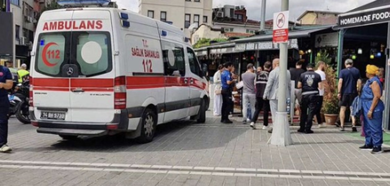 Të shtëna me armë zjarri në zonën turistike të Stambollit, 3 të vrarë dhe një i plagosur