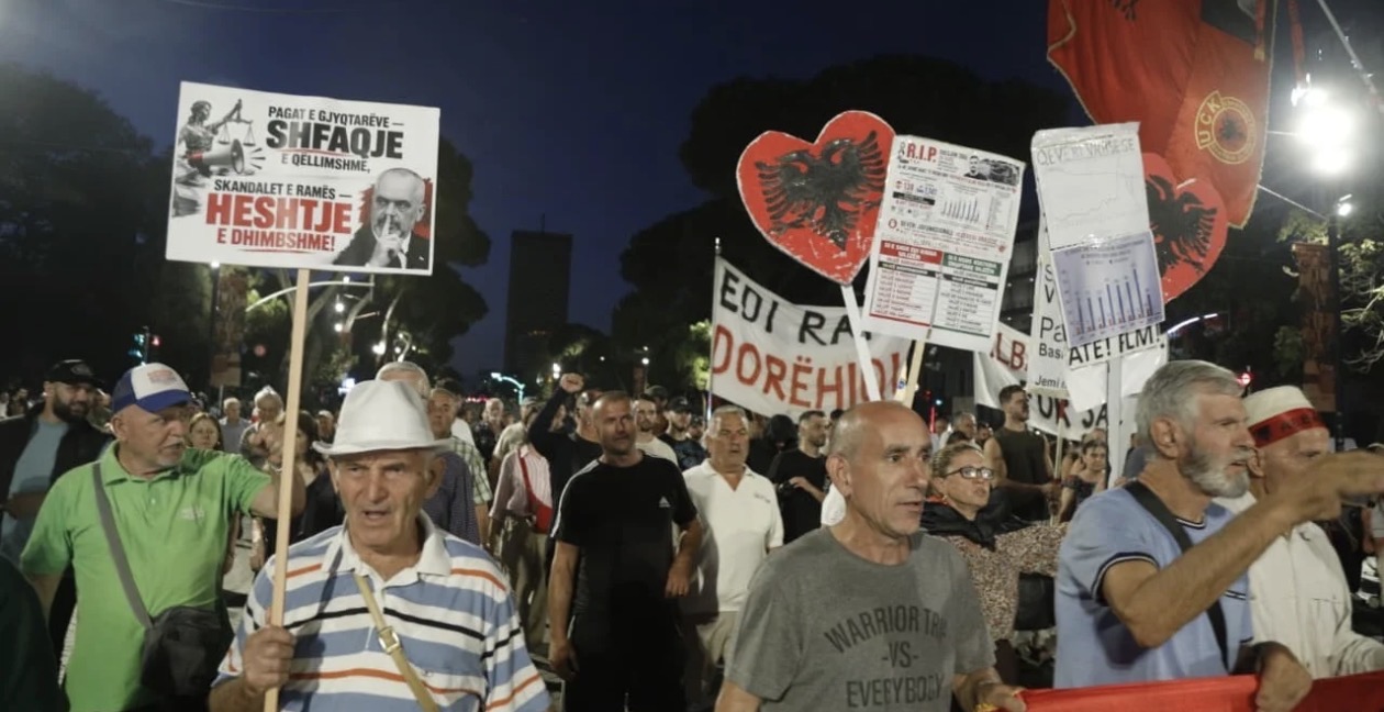 Tubimi i 108-të poshtë zyrës së kryeministrit Rama, vijojnë fjalimet e protestuesve