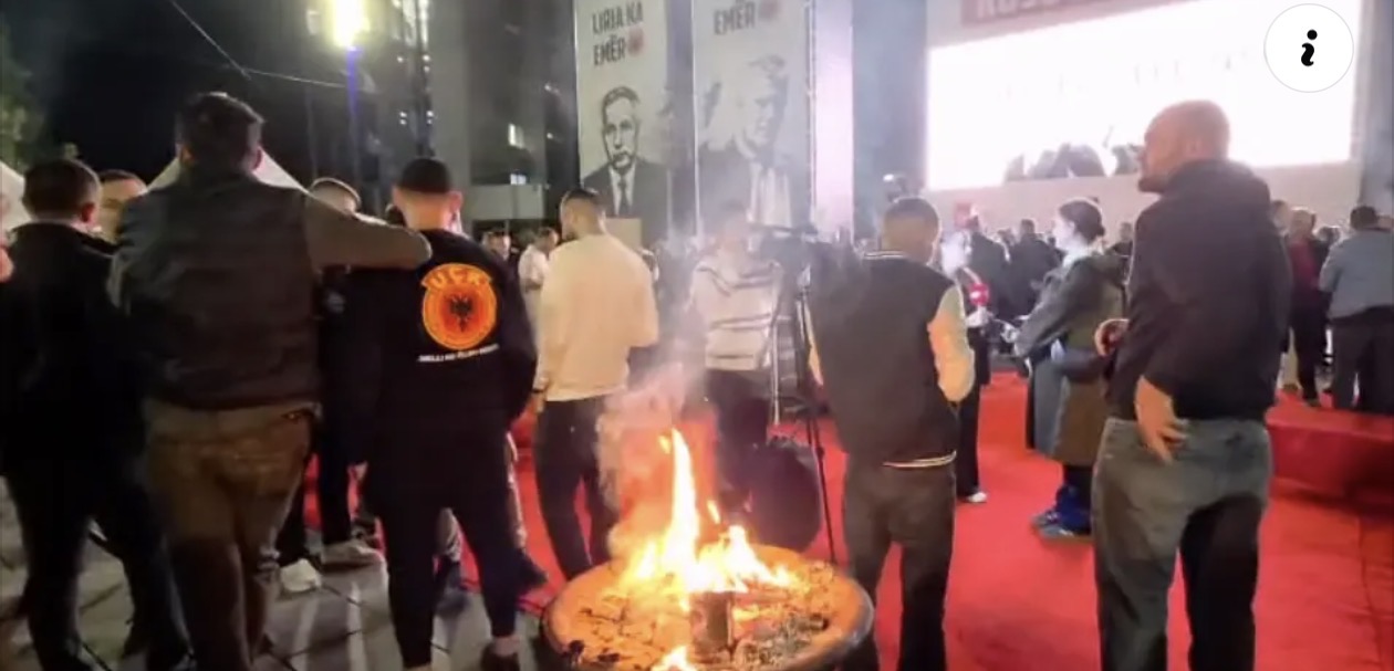 “Zjarret e lirisë” ndizen në Prishtinë, qytetarët presin verdiktin për ish-krerët e UÇK-së