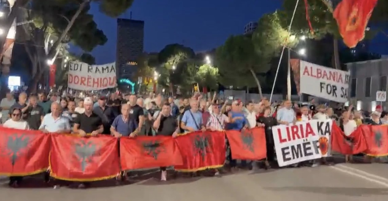 “UÇK, UÇK”, protestuesit në Tiranë solidarizohen me ish-liderët e UÇK-së pas vendimit të Hagës