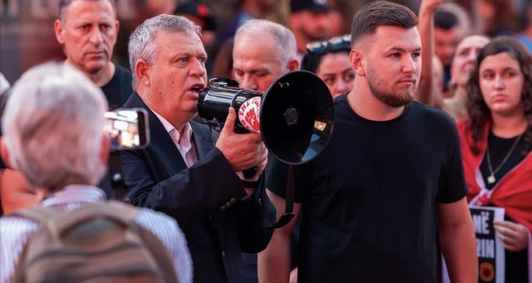 Diaspora shqiptare mblidhet në Times Square në mbështetje të ish-krerëve të UÇK-së, prefekti i Tiranës ndan pamjet