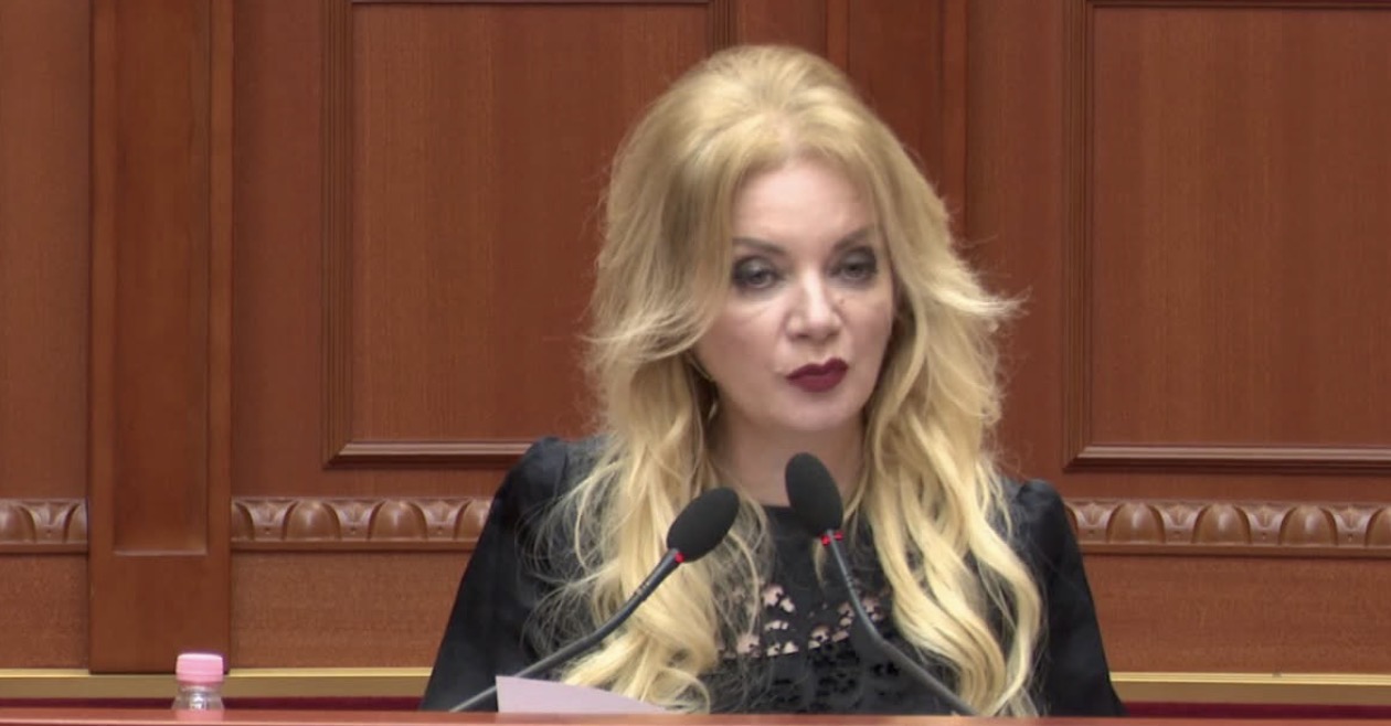 “Nuk jam këtu për ta ritreguar”, Luarasi flet në Kuvend për incidentin me protestuesit