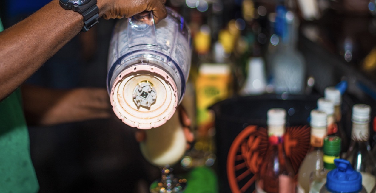 “Bishti i Majmunit” kthehet në tragjedi, 49 persona të vdekur dhe 182 në spital nga alkooli në Nigeri