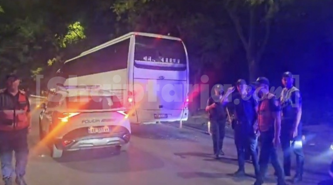 Tension pas ndeshjes, thyhen xhamat e autobusit të ekipit të Teutës