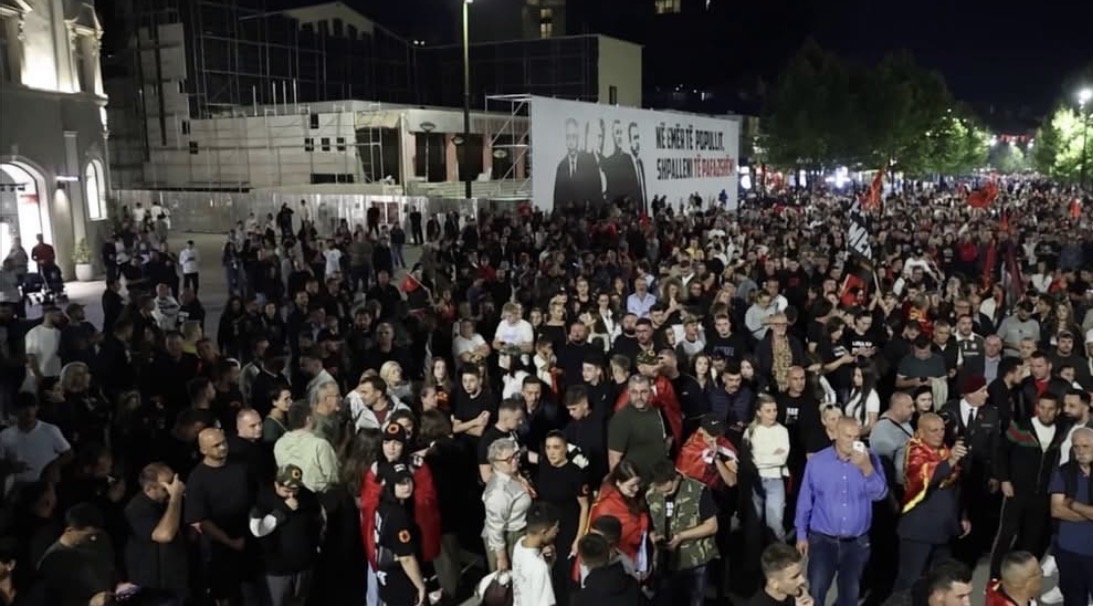 Përshkallëzohen protestat në Kosovë, paralajmërohet tubim kombëtar më 1 tetor kundër dënimeve të ish-liderëve të UÇK