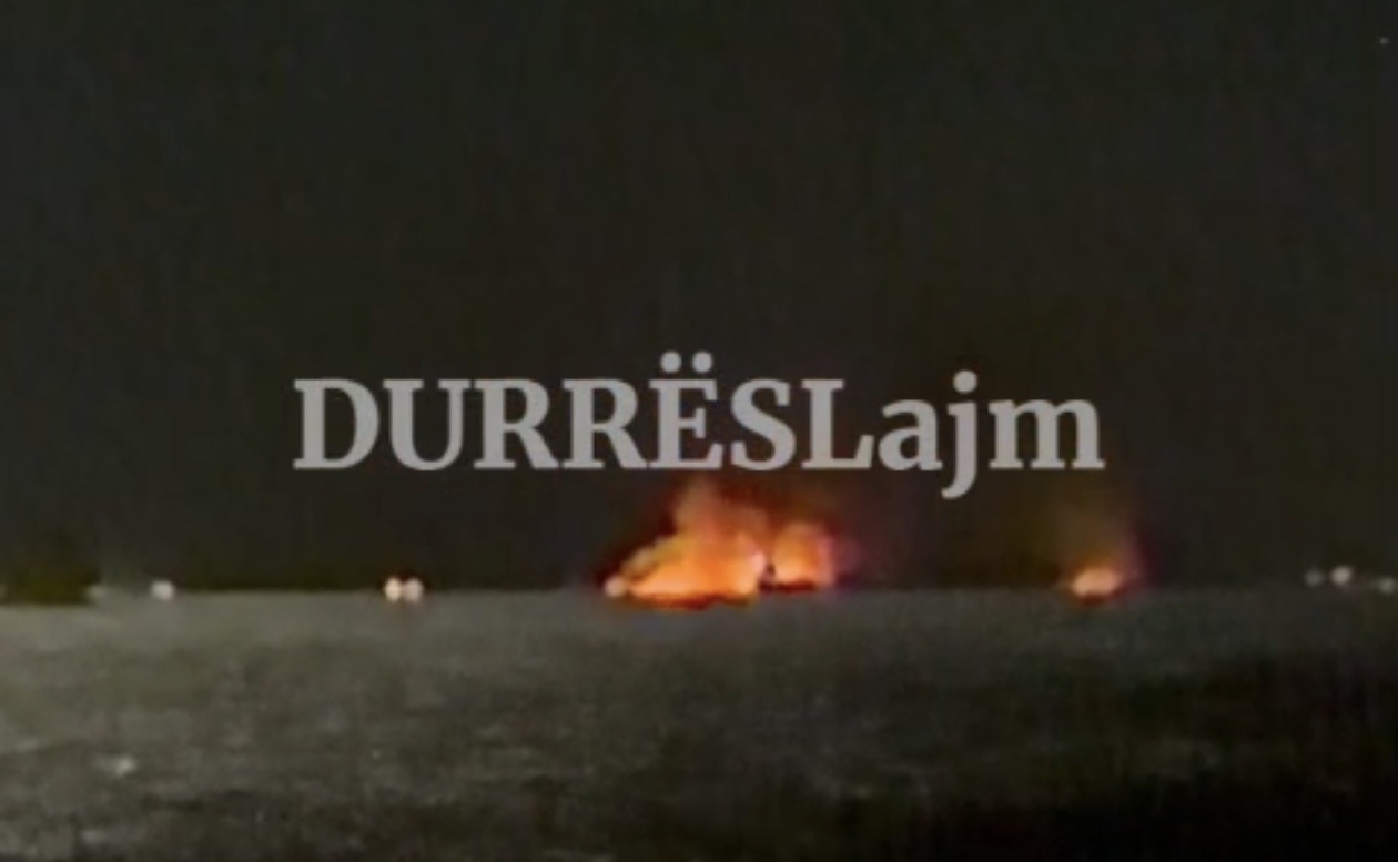 Zjarri përfshin Qerretin e Kavajës, flakët përhapen në një sipërfaqe të madhe (Video)