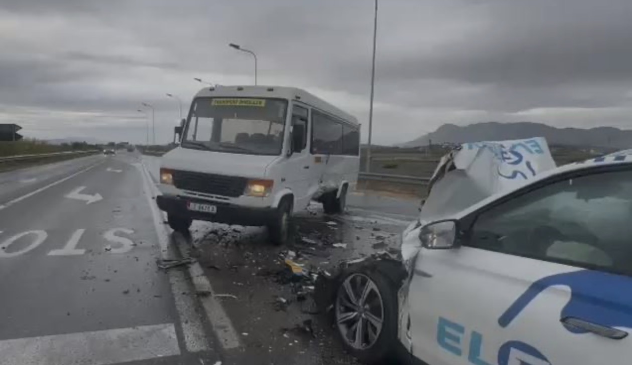 Aksident në aksin Lezhë-Shkodër, furgoni me mësues përplaset me një taksi! Tre të plagosur