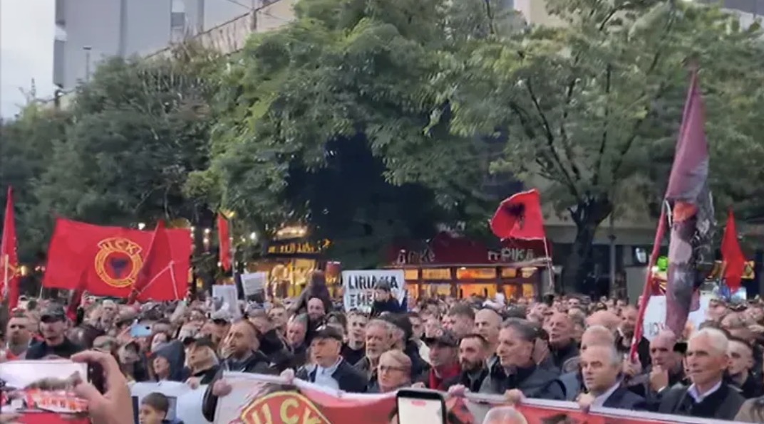 Protestë në Mitrovicë kundër aktgjykimit për ish-krerët e UÇK-së: Të gjithë për një dhe një për të gjithë për çlirimtarët