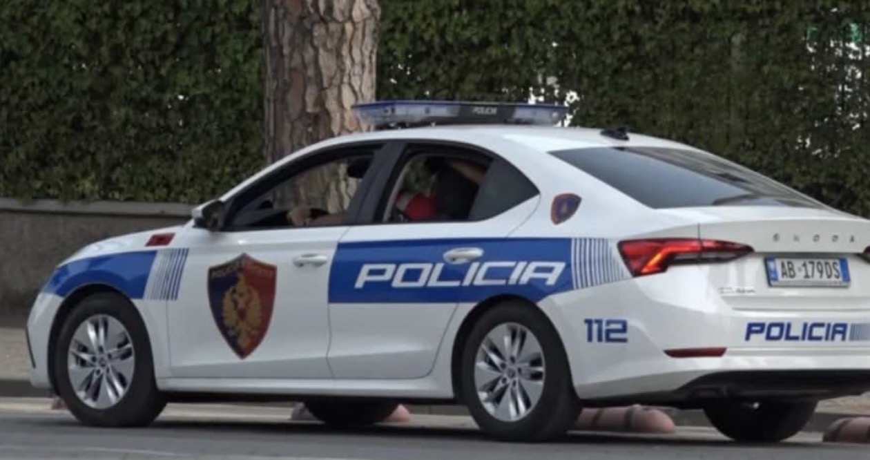 Trafikantët përplasin makinat e policisë në Gramsh, braktisin 15 emigrantë në Lozhan! Në kërkim autorët