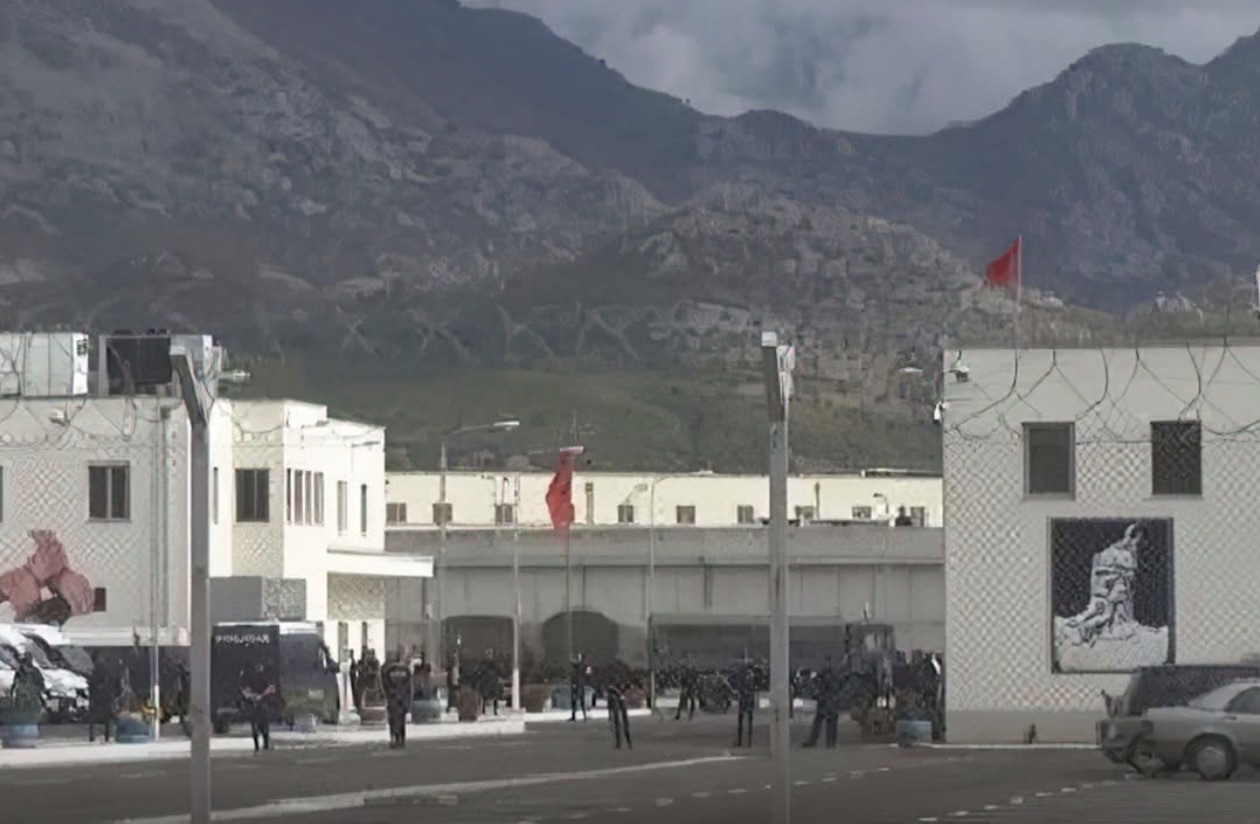 Ishte dënuar për vrasjen e bashkëshortes, 49-vjeçari në burgun e Reçit gjendet i vdekur në dush