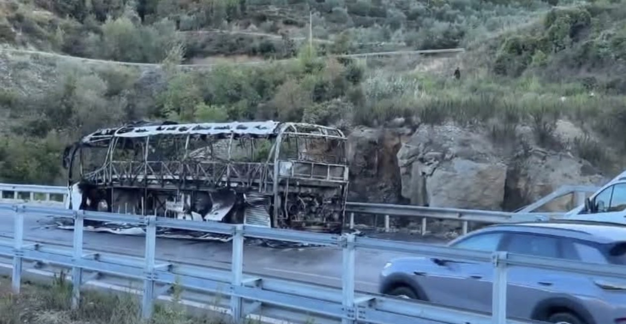 Përfshihet nga flakët autobusi në hyrje të Tunelit të Krrabës, digjet plotësisht