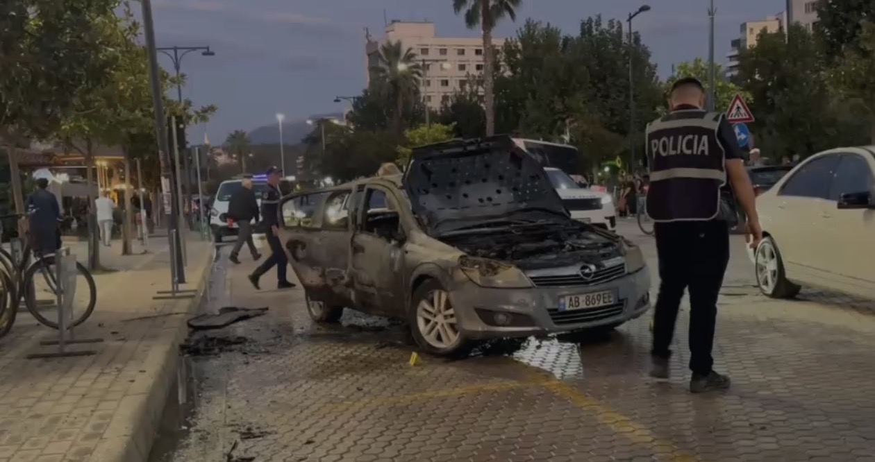 Panik në qendër të Elbasanit, automjeti përfshihet nga flakët
