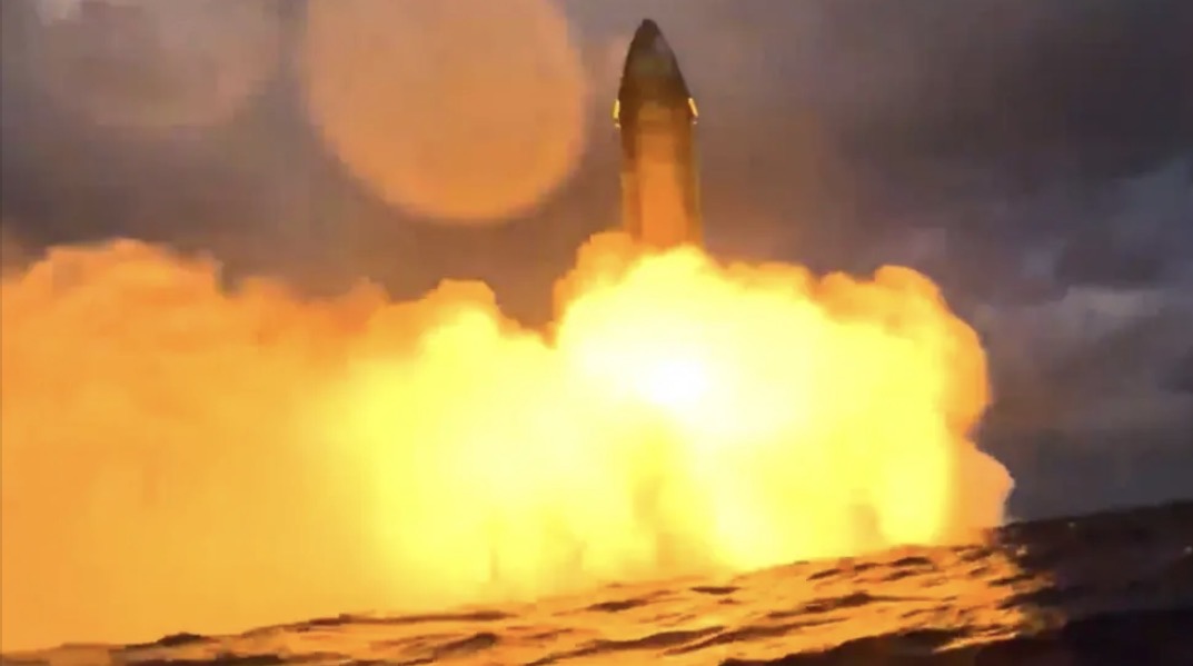 Starship arrin në orbitë për herë të parë, por shpërthen pas uljes në Paqësor