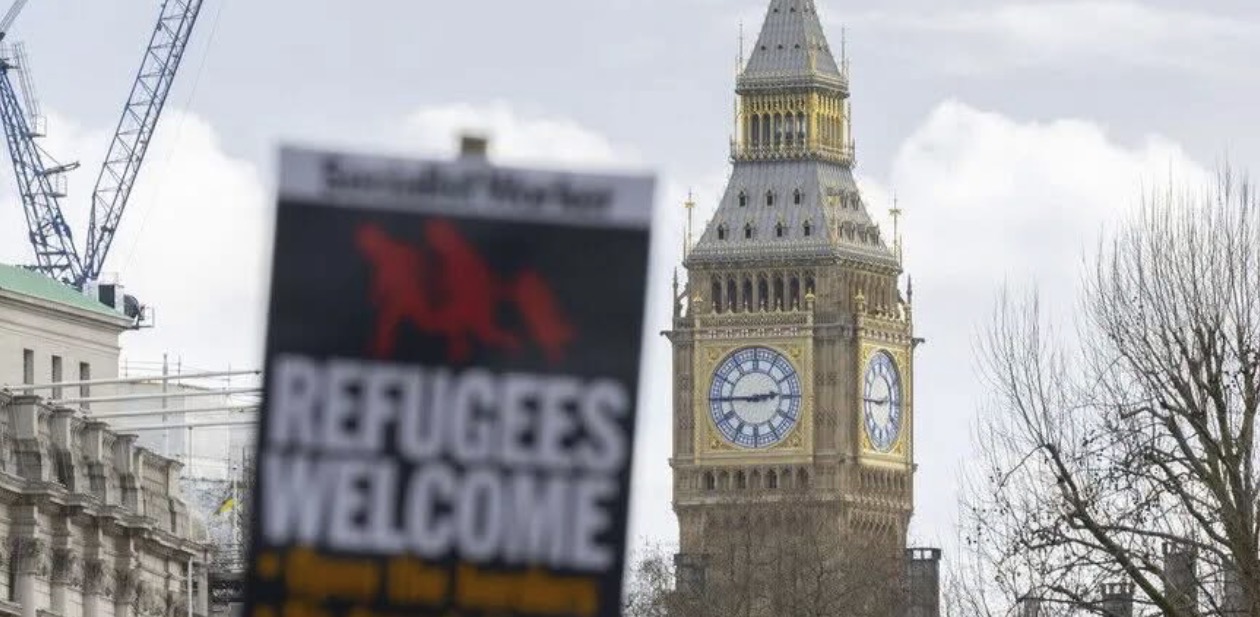 Britania hap rrugë të reja ligjore për refugjatët