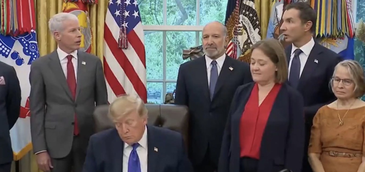 Trump dremit gjatë aktivitetit, Shtëpia e Bardhë: Kush thotë se po flen, gënjen
