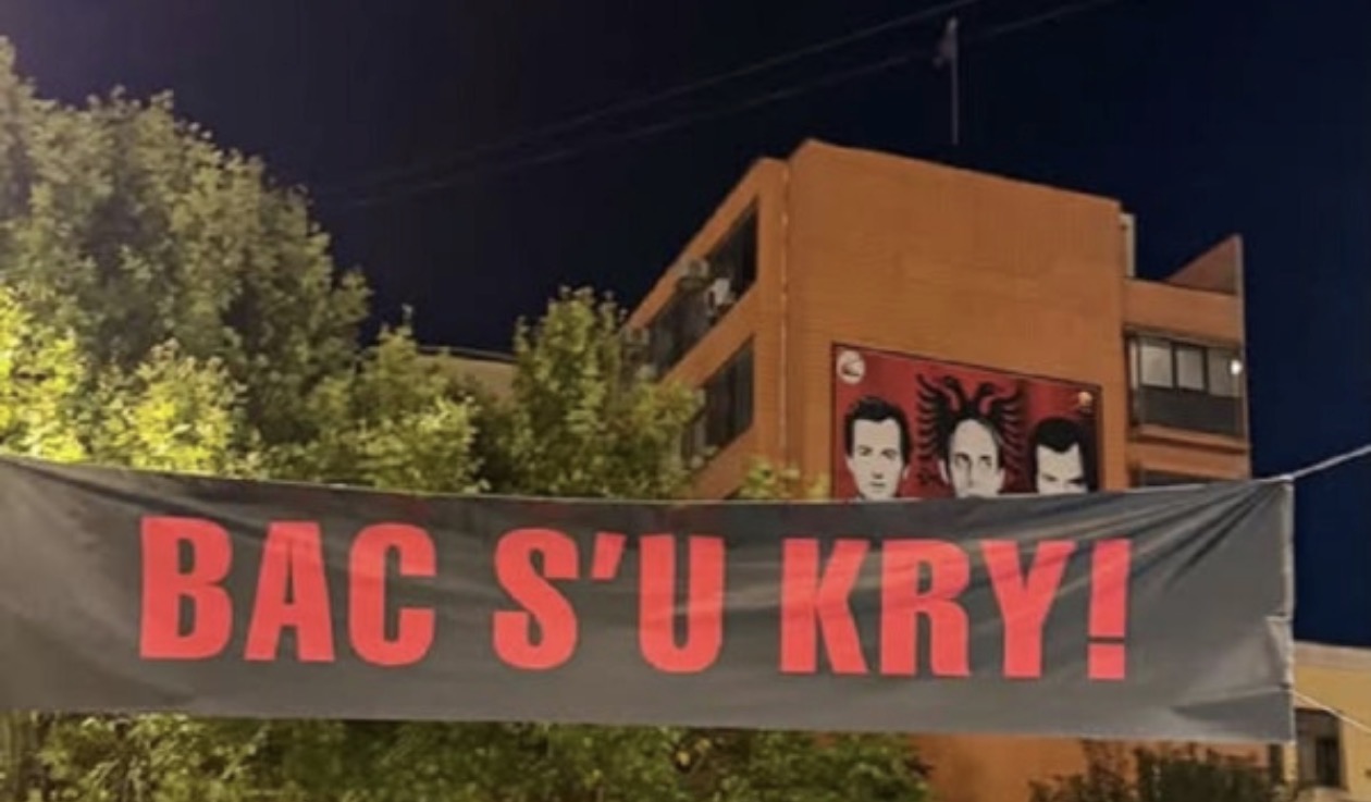 Prishtinë, nata e 15-të e protestës kundër vendimi të Hagës, vendoset mbishkrimi “Bac s’u kry”