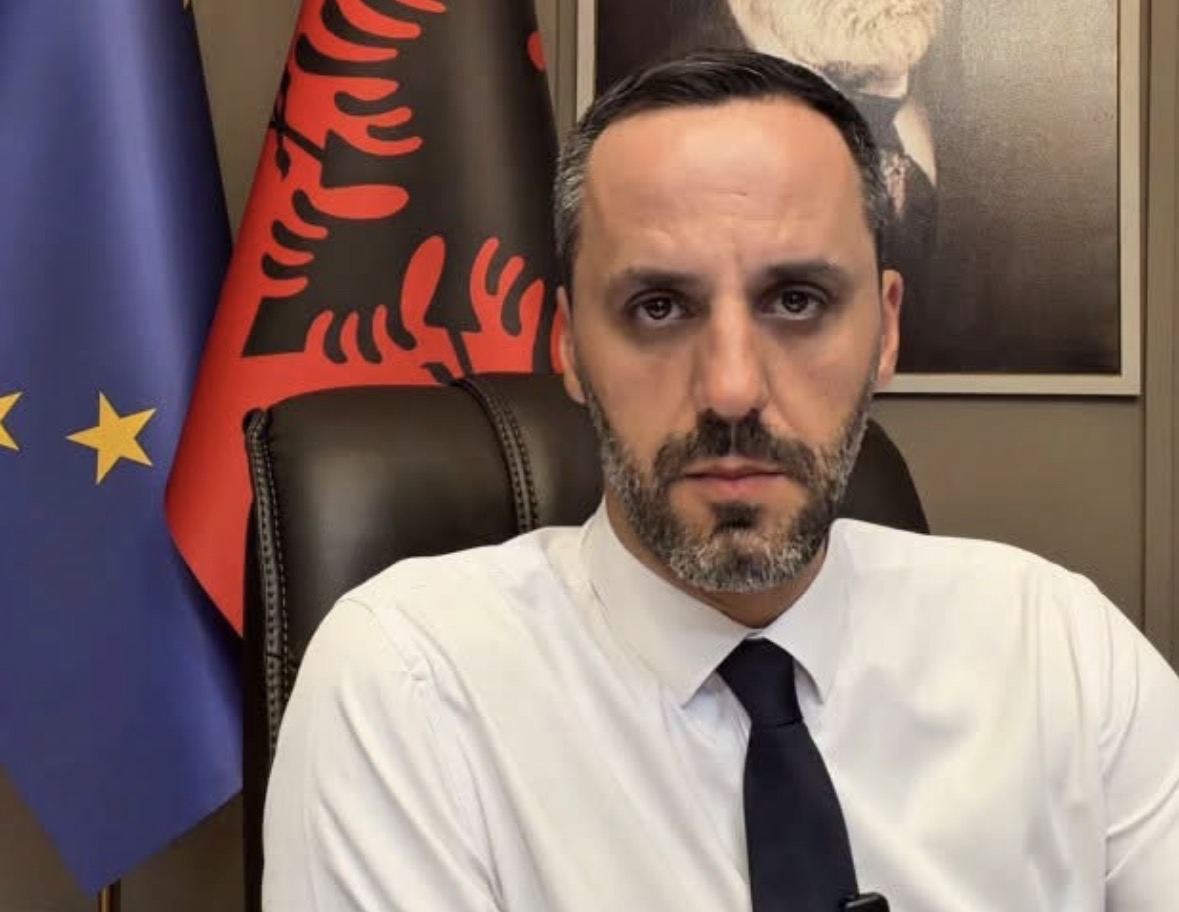 Aplikimet në Akademinë e Sigurisë, Lamallari firmos urdhrin që rishikon kufirin e moshës për pranimin në Polici