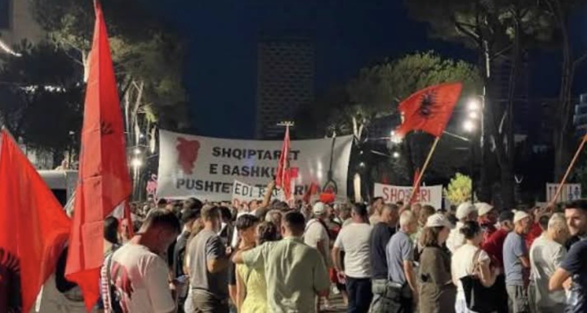Skenar ndryshe në ditën e 94-t të protestës, qytetarët marshojnë në rrugicat pas Kryeministrisë