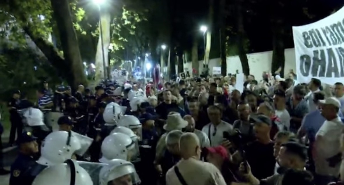 Tension para Kryeministrisë, protestuesit përplasen me policinë: Arrestoni Ramën! (Video)