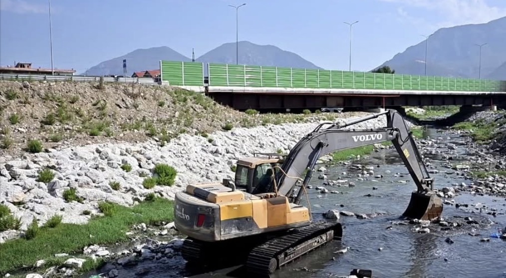 Pas marrjes së kompetencave të Veliajt, nis pastrimi i Tiranës: Ndërhyrje në Bregun e Lumit dhe Urën e Kamzës
